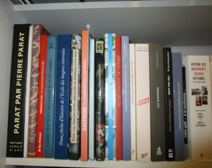 Livres placés dans sur une étagère